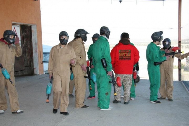 Jugando al paintball con los colegas
